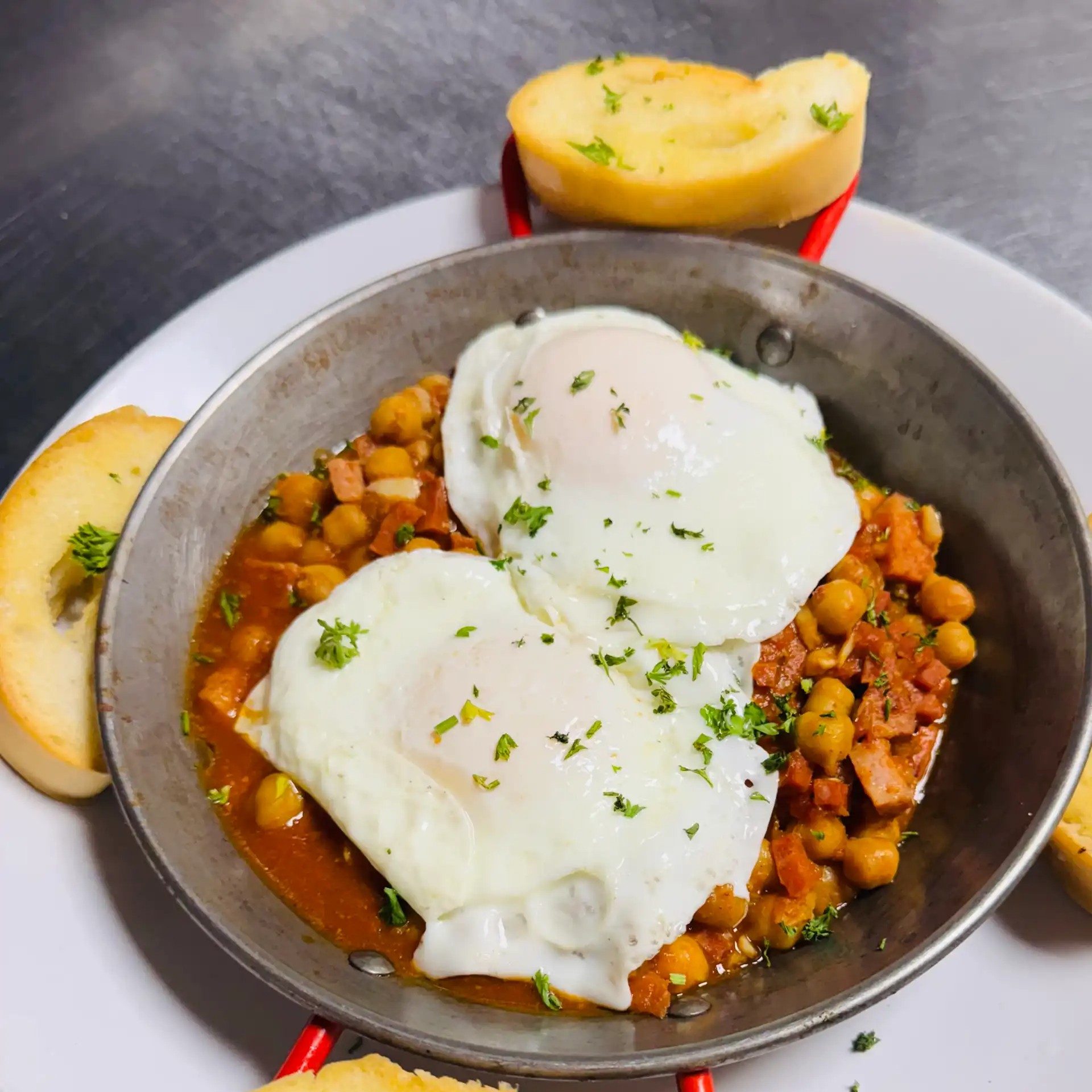 Huevos En Cuero.